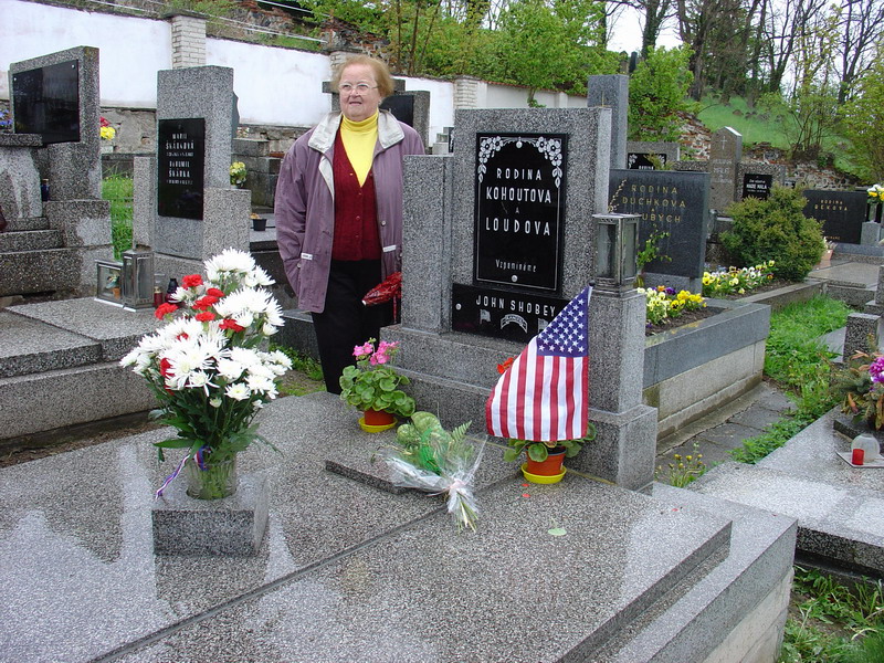 paní Kohoutová (Zdenička) u hrobu John Shobeye