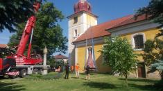 Sundání kostelní báně v Dolní Lukavici