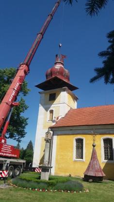 Sundání kostelní báně v Dolní Lukavici